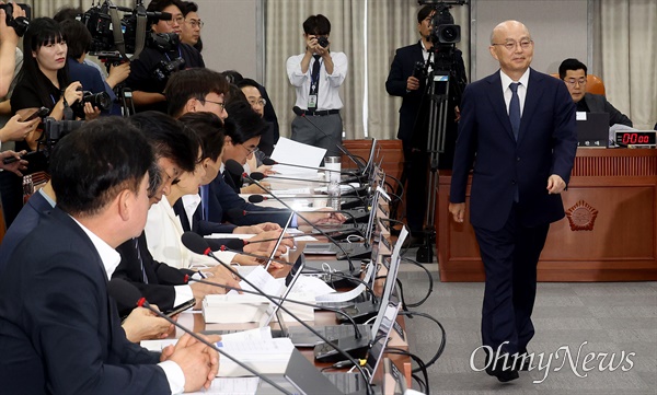  안창호 국가인권위원회 위원장 후보자가 3일 오전 서울 여의도 국회에서 열린 인사청문회에서 박찬대 위원장에게 선서문을 전달한 뒤 제자리로 향하고 있다.