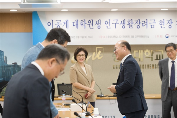  이창윤 과학기술정보통신부 제1차관이 3일 오전 서울 동작구 중앙대학교에서 열린 '이공계 대학원생 연구생활장려금 현장간담회'에서 참석자들과 인사를 나누고 있다.