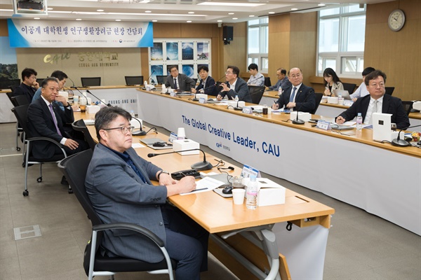  이창윤 과학기술정보통신부 제1차관이 3일 오전 서울 동작구 중앙대학교에서 열린 '이공계 대학원생 연구생활장려금 현장간담회에서 참석자들과 의견을 나누고 있다.