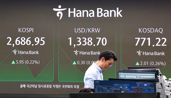  3일 오전 서울 중구 하나은행 본점 딜링룸 현황판에 코스피, 원/달러 환율, 코스닥 지수가 표시돼 있다.