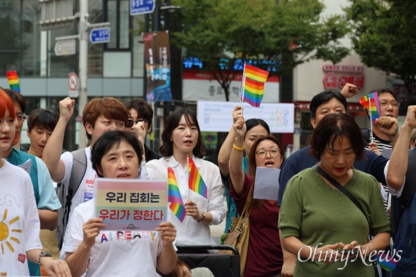  3일 대구 중구 동성로 옛 중앙파출소 앞에서 열린 대구퀴어문화축제 조직위 기자회견. 한 참가자가 '우리 집회는 우리가 정한다'고 쓰인 피켓을 들고 있다.