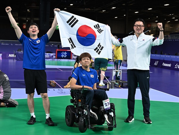   정호원(가운데)이 3일(한국시간) 프랑스 파리 사우스 아레나1에서 열린 2024 파리 패럴림픽 보치아 남자 개인전(스포츠등급 BC3) 결승에서 승리한 후 기뻐하고 있다.