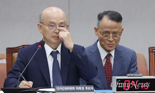  안창호 국가인권위원회 위원장 후보자가 3일 오후 서울 여의도 국회에서 열린 인사청문회에서 차별금지법 제정 반대 입장과 역사관 논란 등 의원들의 질의를 듣고 있다. 안 후보자 뒤로 이충상 국가인권위원회 상임위원이 증인으로 출석해 있다.