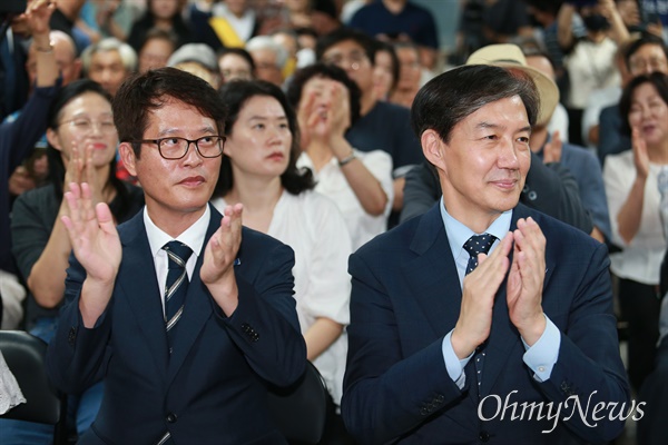  부산 금정구청장 보궐선거에 뛰어든 류제성 조국혁신당 예비후보 선거사무소 개소식에 조국 대표가 참석해 발언을 하고 있다.