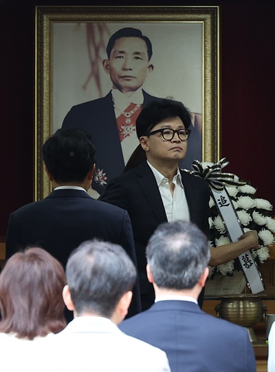  국민의힘 한동훈 대표가 3일 오후 경북 구미시 상모동 박정희 전 대통령 생가 추모관을 방문해 헌화 및 분향을 하고 있다.