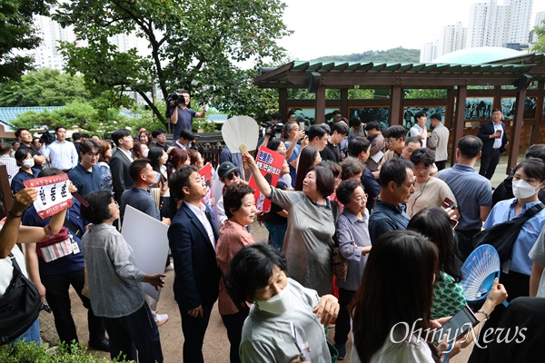  한동훈 국민의힘 대표가 3일 오후 경북 구미시 상모동 박정희 전 대통령 생가 방문 당시, 한동훈 대표 지지자들이 모여 있다.