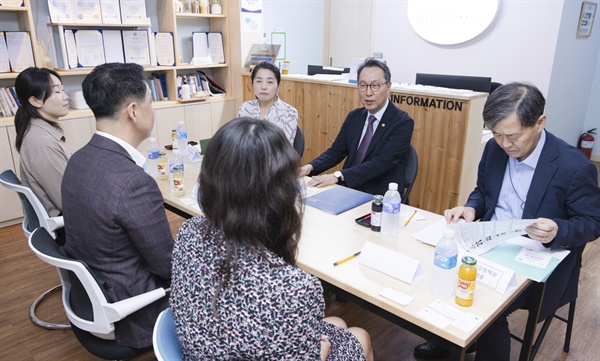  박민수 보건복지부 2차관이 3일 오후 '전국민 마음투자 지원사업' 투자 현장인 세종시 새롬동 행정복지센터와 세종시 허그맘허그인 심리상담센터를 방문해 현장 종사자들을 격려하고 의견을 청취하고 있다. 