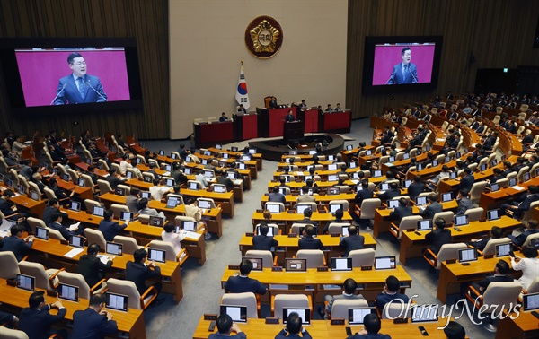  박찬대 더불어민주당 원내대표가 4일 오전 서울 여의도 국회 본회의에서 교섭단체 대표연설을 하고 있다.