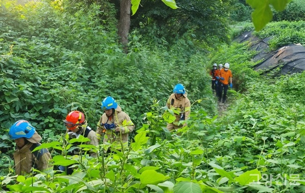  차량진입이 막힌 길을 걸어서 접근하고 있는 소방대원들. [사진제공=포마자동차디자인미술관]
