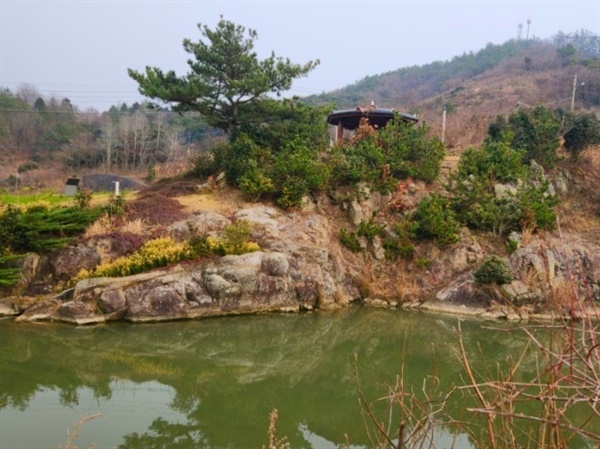 삼별초궁녀둠벙 여몽연합군에 쫒기던 궁녀들이 치욕을 당하지 않으려고, 부여 벽화암처럼 뛰어 내려 죽었다는 얘기가 전해온다.