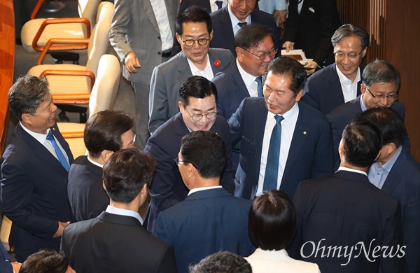  박찬대 더불어민주당 원내대표가 4일 오전 서울 여의도 국회 본회의에서 교섭단체 대표연설을 마친 뒤 동료 의원들로부터 박수를 받고 있다.