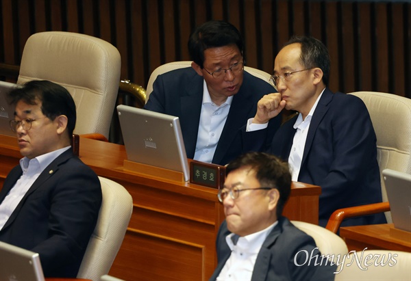  국민의힘 추경호 원내대표와 김상훈 정책위의장이 4일 오전 서울 여의도 국회 본회의에서 열린 박찬대 더불어민주당 원내대표의 교섭단체 연설을 지켜보고 있다.