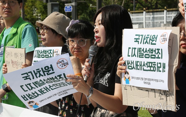 디지털 성범죄 발본색원하라! 평등교육 실현을 위한 서울 학부모회, 평등교육 실현을 위한 경기 학부모회, 서울혁신교육학부모네트워크, 참교육을 위한 전국학부모회 서울지부 등 학부모 및 시민사회단체들이 4일 오전 서울 종로구 정부서울청사 앞에서 '딥페이크 성범죄 근절 및 근본족 종합대책마련 촉구 기자회견'을 열고 "청소년들을 피해자와 가해자로 만드는 딥페이크 성범죄를 발본색원하기 위해 공동행동에 나서며 최선을 다할 것"임을 밝히고 있다.