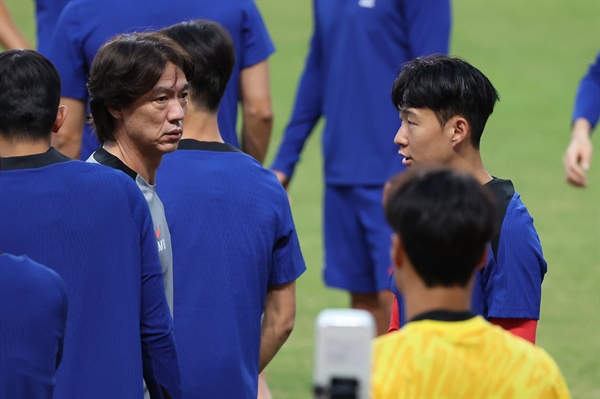  홍명보 축구 대표팀 감독과 손흥민 등 선수들이 3일 경기 고양시 고양종합운동장에서 2026 북중미 월드컵 아시아지역 3차 예선을 앞두고 훈련 준비를 하고 있다.