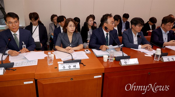  김병찬 경찰청 국가수사본부 수사국장, 유균혜 국방부 군인권개선 추진단장, 한상형 법무부 형사법제과장, 엄열 과학기술정보통신부 정책통신 정책관, 배동인 교육부 정책기획관이 4일 오후 서울 여의도 국회 여성가족위원회 전체회의에 참석해 딥페이크(불법합성물) 성범죄 관련 의원들의 질의를 듣고 있다.