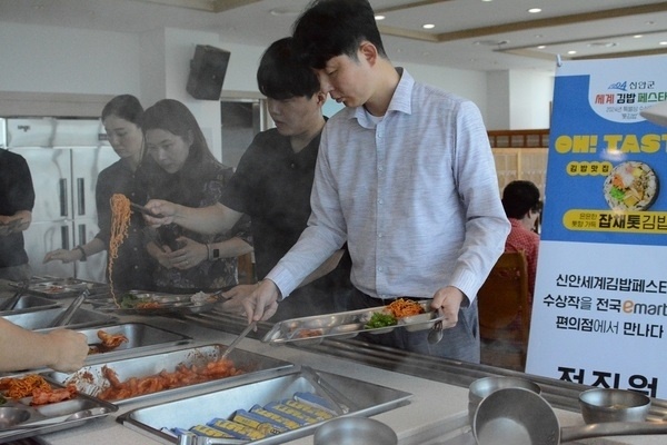  신안군이 지난 4월에 치러진 2024신안세계김밥페스타 수상작인 '잡채 톳 김밥'을 편의점 제품으로 출시해 7월 30일 군청 구내식당에서 전직원 시식회를 진행했다. 
