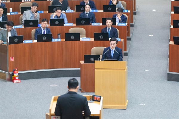  김동연 경기도지사가 3일 경기도의회 본회의장에서 제377회 제2차 본회의 도정질문을 받고 있다.