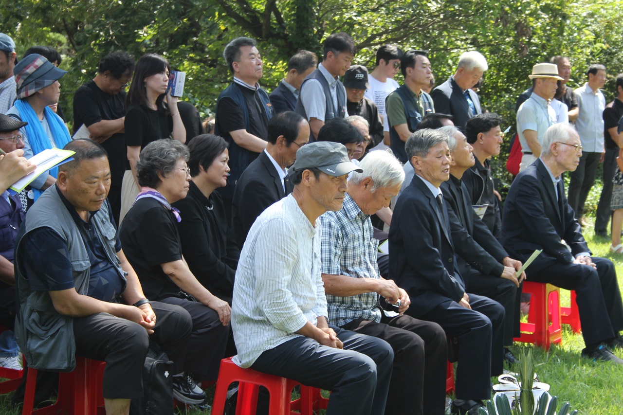  '13주기 이소선 추도식'에 참가한 추모객의 모습으로 이소선의 아들 전태삼과 권영길·이수호 민주노총 전 위원장, 양경수 민주노총 위원장, 강석윤 한국노총 상임부위원장, 김동만 한국노총 전 위원장, 김용균재단 김미숙 이사장 등의 모습이 보인다.