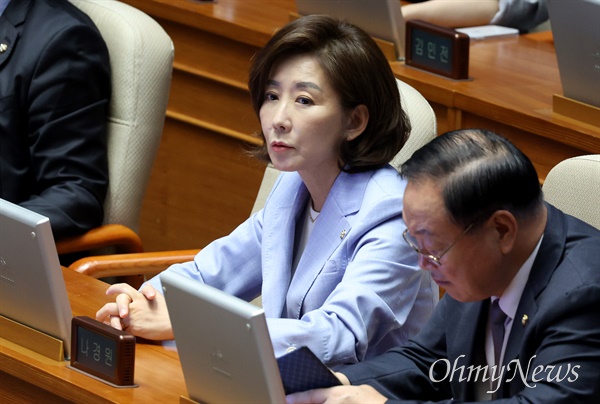  2024년 9월 5일 나경원 국민의힘 의원이 서울 여의도 국회 본회의에서 열린 추경호 국민의힘 원내대표의 교섭단체 대표 연설을 지켜보고 있다.