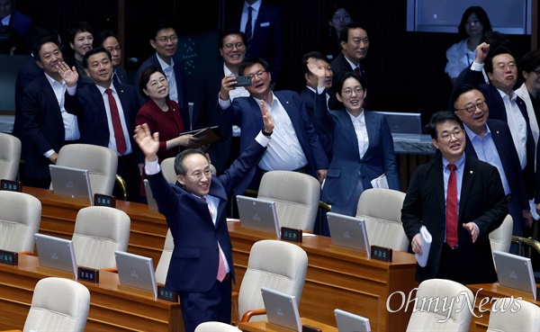  추경호 국민의힘 원내대표가 5일 오전 서울 여의도 국회 본회의에서 교섭단체 대표연설을 마친 뒤 국회를 방문한 지역 주민들을 향해 손을 흔들어 보이고 있다.