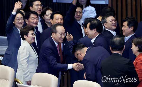  추경호 국민의힘 원내대표가 5일 오전 서울 여의도 국회 본회의에서 교섭단체 대표연설을 마친 뒤 동료 의원들과 인사를 나누고 있다.