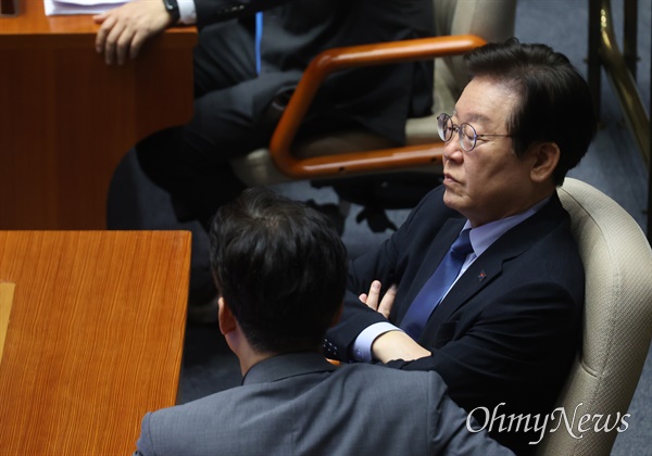  이재명 더불어민주당 대표가 5일 오전 서울 여의도 국회 본회의에서 열린 추경호 국민의힘 원내대표의 교섭단체 대표 연설을 지켜보고 있다.