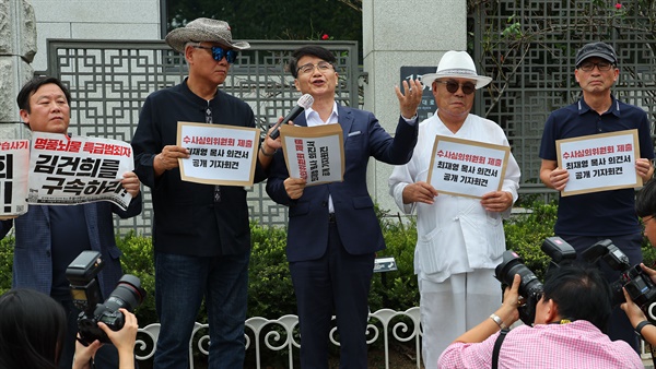  김건희 여사에게 명품백을 건넨 최재영 목사가 5일 서울 서초구 대검찰청 앞에서 수사심의위원회 소집 신청 수용을 촉구하고 있다.