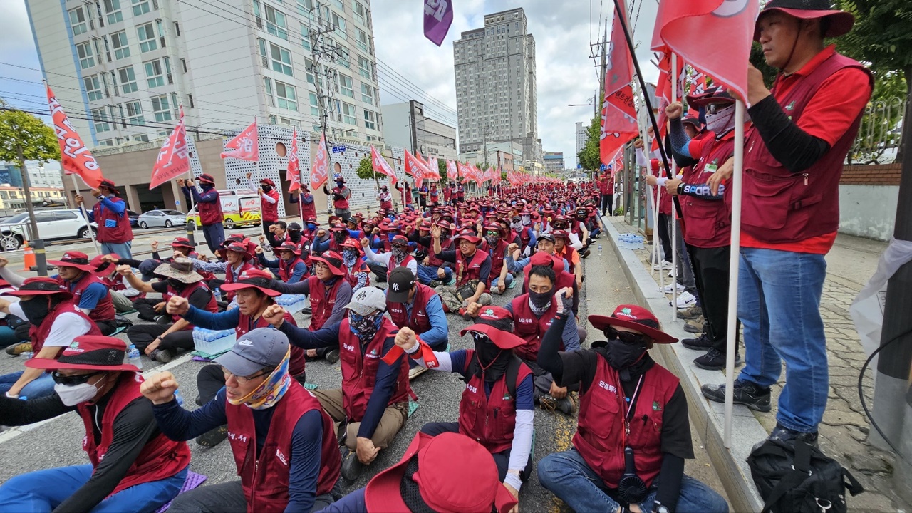  9월 5일 서산경찰서 앞에서 플랜트노조 충남지부는 경찰의 과잉통제에 대한 항의집회를 열었다.