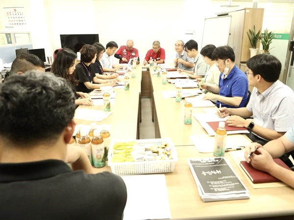  5일 오후 플랜트노조 충남지부와 충남도. 서산시는 노조 사무실에서 간담회를 열고 대책 마련에 나섰다. 이날 간담회에는 노조 측에서는 유승철 지부장, 이재근 수석부지부장를 비롯해 충남도와 서산시에서는 관련 부서 담당 각각 6명, 4명 등 모두 12명이 참석했다.