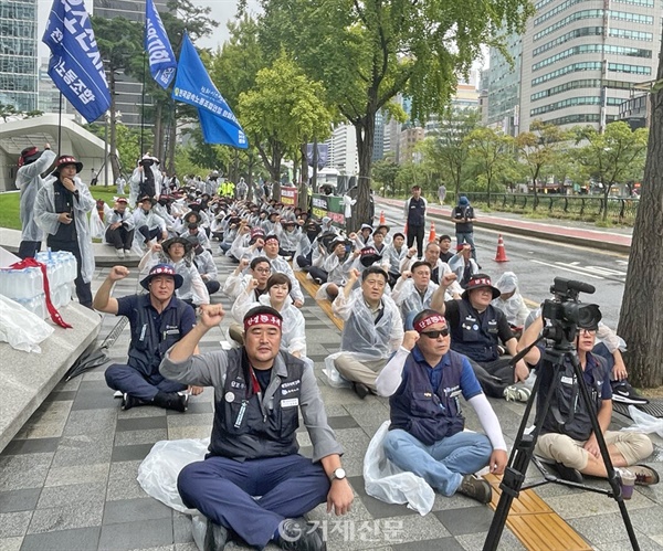  금속노조 대우조선지회는 5일 오후 서울 한화 본사 앞에서 집회를 갖고 한화자본의 노조 무력화와 단협 개악, 현장 통제를 규탄했다. @대우조선지회 제공