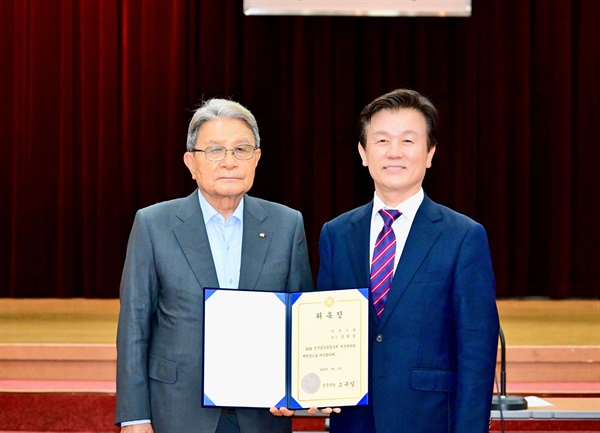  강병중 진주남강유등축제 제전위원장과 조규일 진주시장.