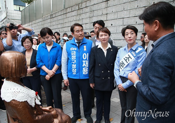  윤석열 대통령과 기시다 후미오 일본 총리의 정상회담이 열리는 6일, 더불어민주당 이언주·전현희 최고위원 등 야당 지도부가 부산시 동구 평화의 소녀상을 찾아 이른바 '역사관 논란'을 소환했다. 최형욱 민주당 서동구지역위원장이 두 최고위원에서 소녀상 건립 과정을 설명하고 있는 모습.