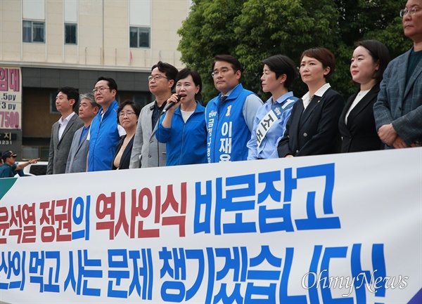  윤석열 대통령과 기시다 후미오 일본 총리의 정상회담이 열리는 6일, 더불어민주당 이언주·전현희 최고위원 등 야당 지도부가 부산시 동구 평화의 소녀상을 찾아 이른바 '역사관 논란'을 소환했다.