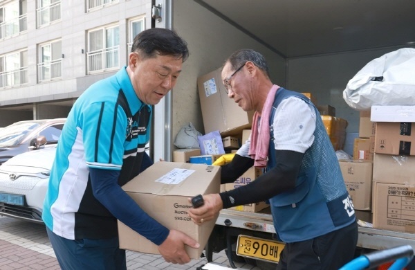  김종훈 동구청장(왼쪽)이 8월 12일 울산 동구 화정동에 소재한 택배사에서 혹서기 택배 노동자의 업무 고충과 행정지원 방안 마련 등을 위한 택배 배송 현장체험을 하고 있다.