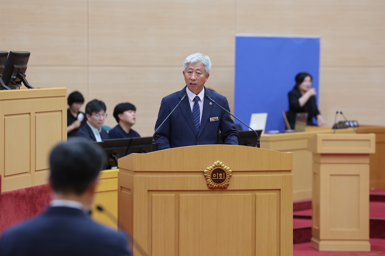  김대중 전남교육감을 상대로 전남 교육행정 질문하는 전라남도의회 박형대 의원(진보당, 장흥1).