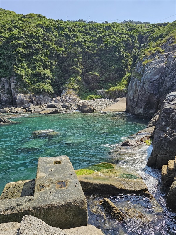  태풍으로 망가진 선착장