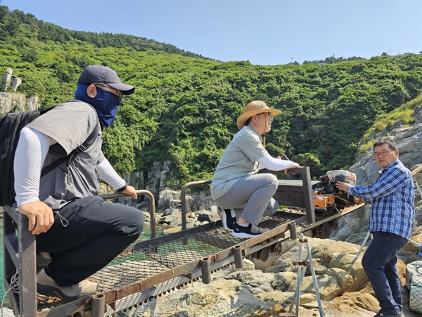  마을까지 오르는 길이 너무 가팔라서 모노레일을 타고가야 한다.