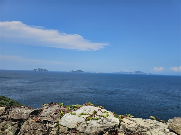  광도마을에서 바라본 남해바다. 그리스 산토리니에서 보는 바다가 부럽지 않을 정도로 경치가 일품이다.