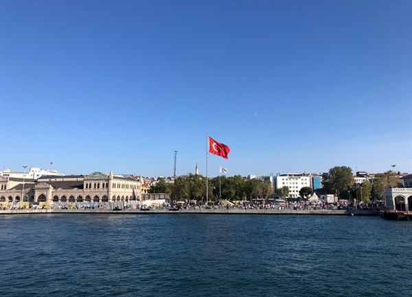 이스탄불 보스포루스 해협을 지나며 이스탄불은 보스포루스 해협(Bosporus Strait)과 마르마라해(Sea of Marmara) 사이에 있다. 흑해와 마르마라해를 연결하는 보스포루스 해협을 항해하며 드넓게 펼쳐진 바다를 바라보며 찍은 사진. 유람선은 쉬지 않고 여행객을 싣고 아시아와 유럽의 경계를 넘나든다. 바다는 진한 남색으로 강렬하게 펼쳐져 있다.