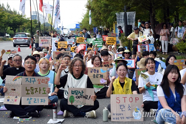  7일 오후 대전 서구 한밭수목원 일대에서 '907대전기후정의행진'이 진행됐다. 이날 기후정의행진에 참여한 300여명의 시민들은 "기후위기는 공멸이다. 기후 말고 세상을 바꾸자", "기후악당 윤석열정권 퇴진시켜 안전한 세상을 만들자"는 등의 구호를 외치며 거리행진을 펼쳤다.

