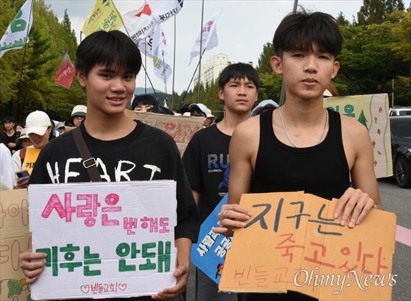  7일 오후 대전 서구 한밭수목원 일대에서 '907대전기후정의행진'이 진행됐다. 이날 기후정의행진에 참여한 300여명의 시민들은 "기후위기는 공멸이다. 기후 말고 세상을 바꾸자", "기후악당 윤석열정권 퇴진시켜 안전한 세상을 만들자"는 등의 구호를 외치며 거리행진을 펼쳤다.

