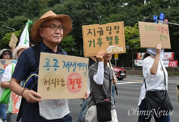  7일 오후 대전 서구 한밭수목원 일대에서 '907대전기후정의행진'이 진행됐다. 이날 기후정의행진에 참여한 300여명의 시민들은 "기후위기는 공멸이다. 기후 말고 세상을 바꾸자", "기후악당 윤석열정권 퇴진시켜 안전한 세상을 만들자"는 등의 구호를 외치며 거리행진을 펼쳤다.

