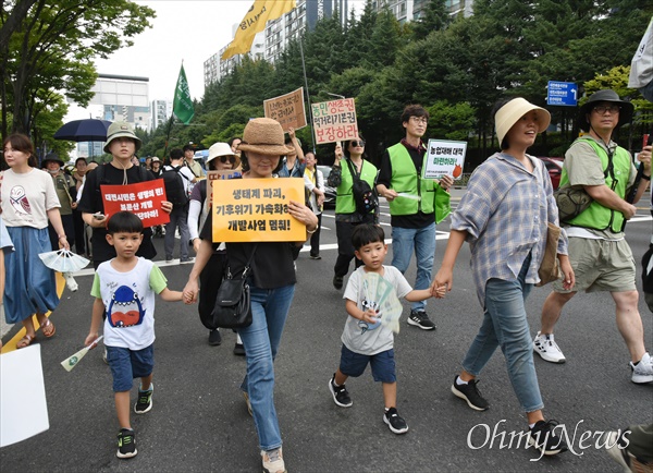  7일 오후 대전 서구 한밭수목원 일대에서 '907대전기후정의행진'이 진행됐다. 이날 기후정의행진에 참여한 300여명의 시민들은 "기후위기는 공멸이다. 기후 말고 세상을 바꾸자", "기후악당 윤석열정권 퇴진시켜 안전한 세상을 만들자"는 등의 구호를 외치며 거리행진을 펼쳤다.

