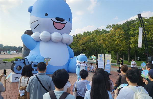  진주 관광 캐릭터 하모, 서울 올림픽공원 거리공연.