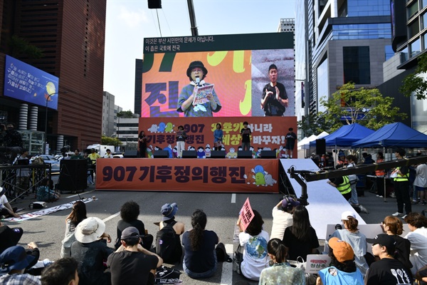  김현욱 가덕도신공항반대시민행동 공동집행위원장이 이 좁은 국토에 전국 15개의 공항도 모자라 10개의 공항을 더 지어지려 한다면서 가덕도 신공항 건설 반대의 목소리를 높였다.