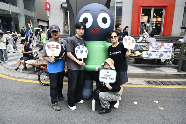  환경운동연합이 탄소중립의 의미를 살리기 위해 마련한 기후위기 주범 석탄 씨와 기념 촬영 퍼포먼스