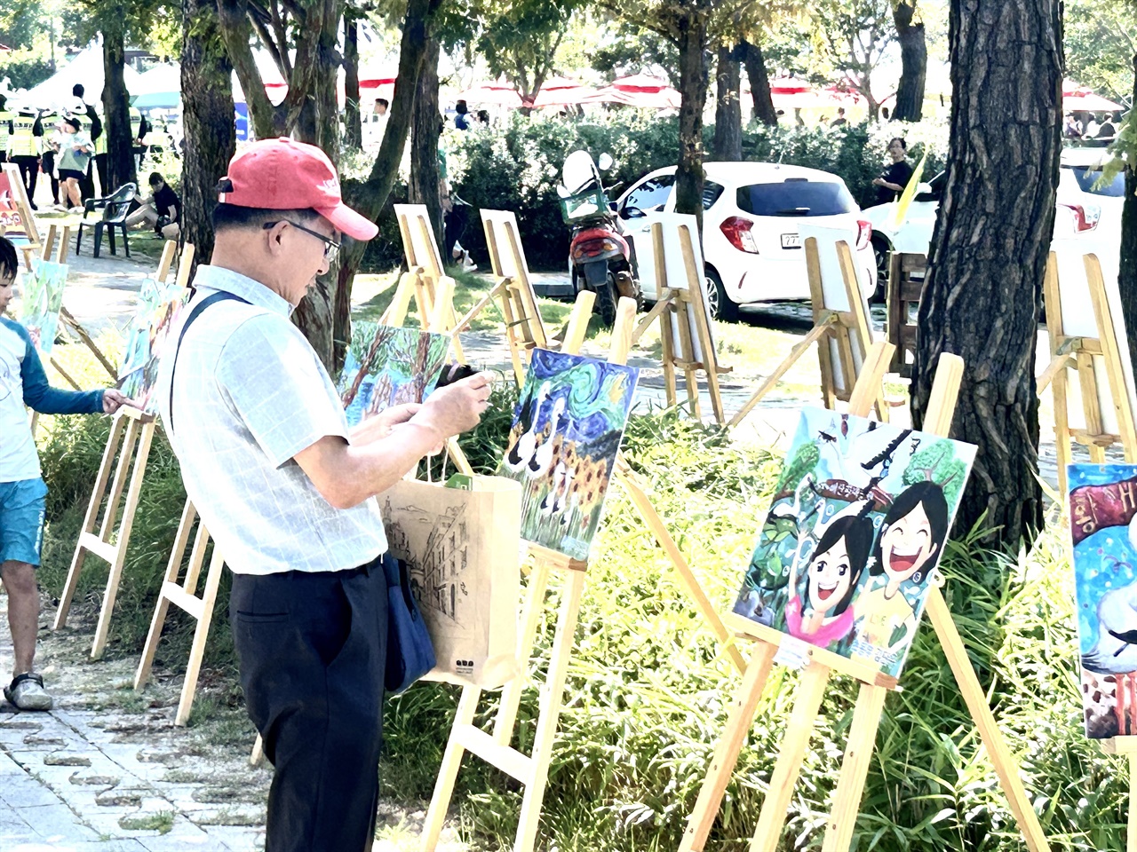  지난 7일부터 ‘제5회 예산황새축제’가 개막한 가운데, 주말을 맞아 많은 관광객이 축제가 열리는 예산황새공원을 찾으면서 북적였다. 행사장에 전국 황새 그림 공모전 수상작이 전시되고 있다. 