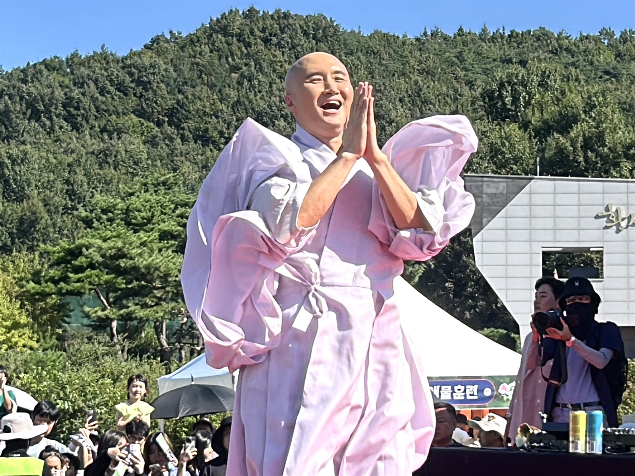  예산황새축제 마지막날인 8일 오후, 최근 인기를 끌고 있는 ‘뉴진스님’의 특별공연이 ‘황새가 살고 있는 지구를 지키기 위해 내가 왔도다’라는 주제로 물대포 EDM 파티가 시작되면서 황새 축제는 절정을 이뤘다.