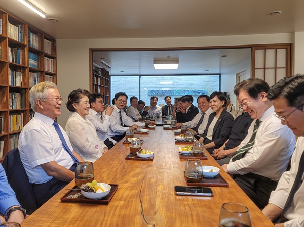  이재명 더불어민주당 대표와 민주당 신임 지도부가 8일 오후 경남 양산 평산마을에서 문재인 전 대통령 부부와 대화하고 있다.