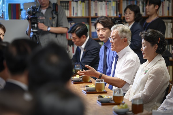  이재명 더불어민주당 대표가 문재인 전 대통령을 예방한 8일 오후 경남 양산 평산책방에서 한 20대 남성이 40대 여성 책방지기를 무차별적으로 폭행하는 사건이 발생했다.